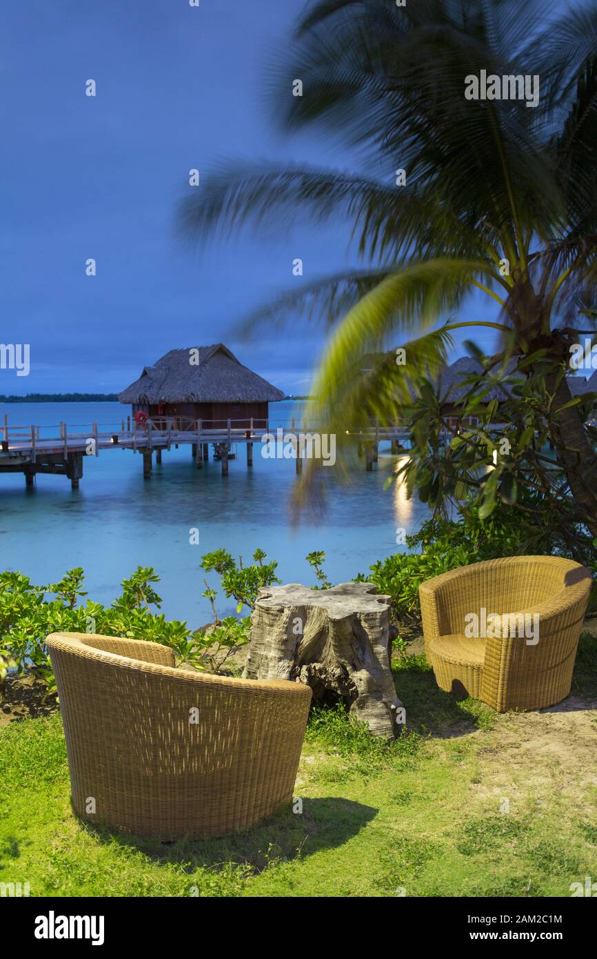 Garten und Anlegesteg von Sofitel Private Island, Bora Bora, Gesellschaftsinseln, Französisch-Polynesien Stockfoto