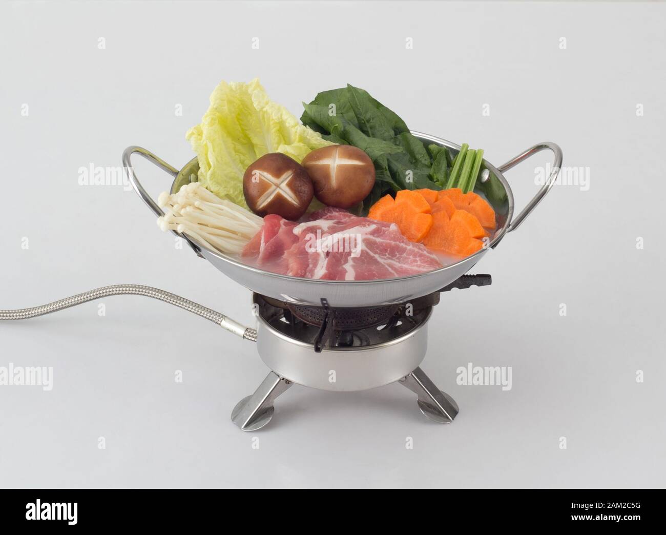 Japanische Sukiyaki isoliert auf weißem Hintergrund Stockfoto