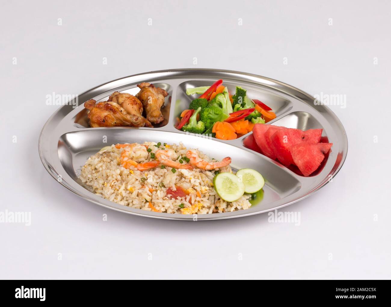 Lebensmittelschale aus Edelstahl mit auf weißem Hintergrund isoliertem Essen Stockfoto