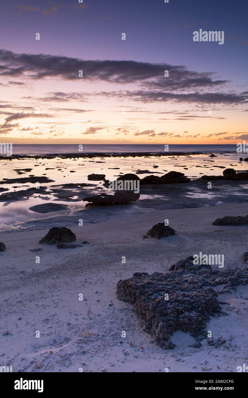 Strand bei Sonnenaufgang, Fakarava, Tuamotu-Inseln, Französisch-Polynesien Stockfoto