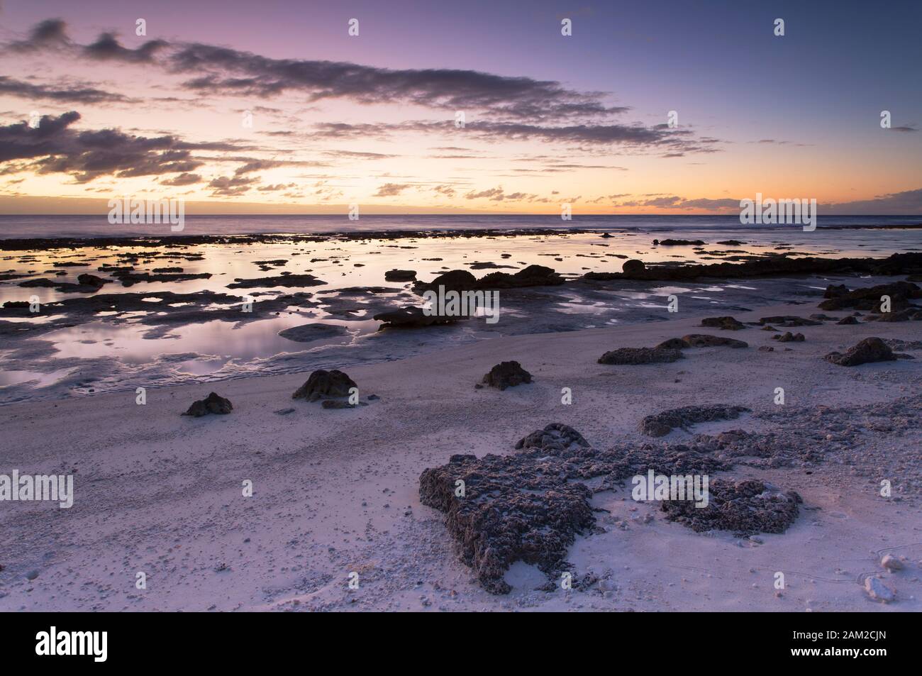 Strand bei Sonnenaufgang, Fakarava, Tuamotu-Inseln, Französisch-Polynesien Stockfoto