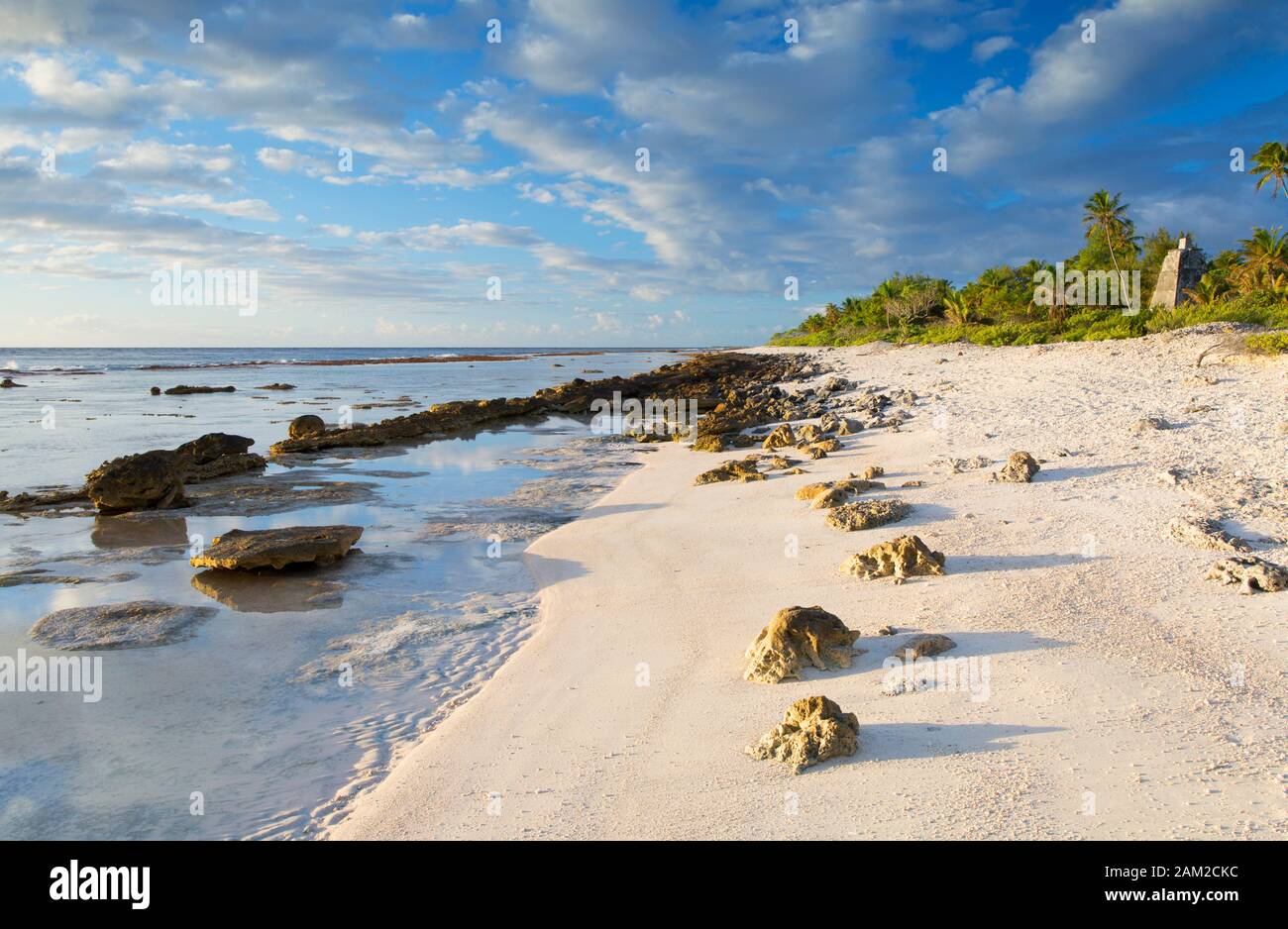 Strand bei Sonnenaufgang, Fakarava, Tuamotu-Inseln, Französisch-Polynesien Stockfoto