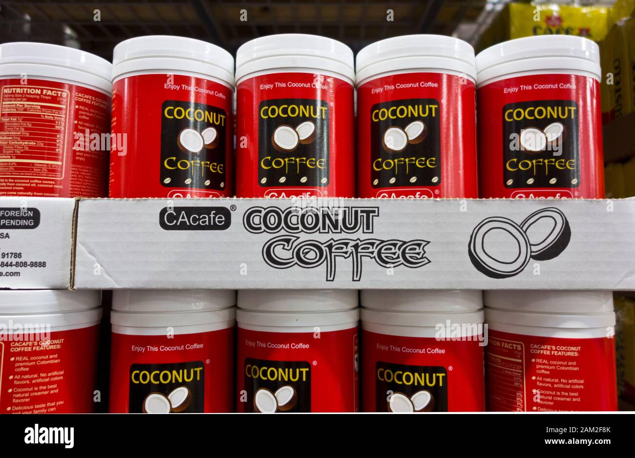 Container von Coconut Coffee zum Verkauf in einem Einzelhandelsgeschäft in den Vereinigten Staaten. Stockfoto