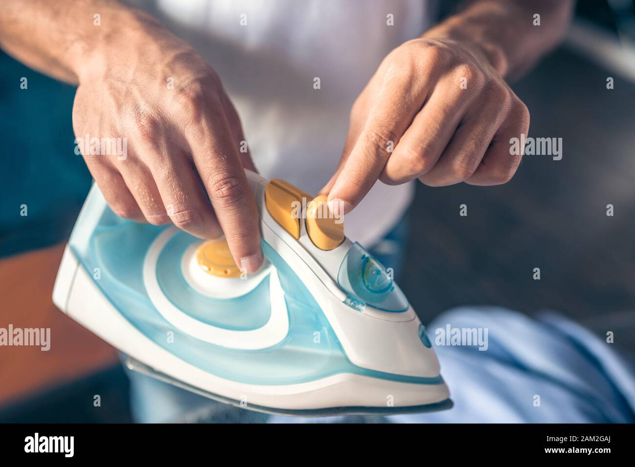 In der Nähe Bild von Mans Hände mit Bügeleisen Stockfoto