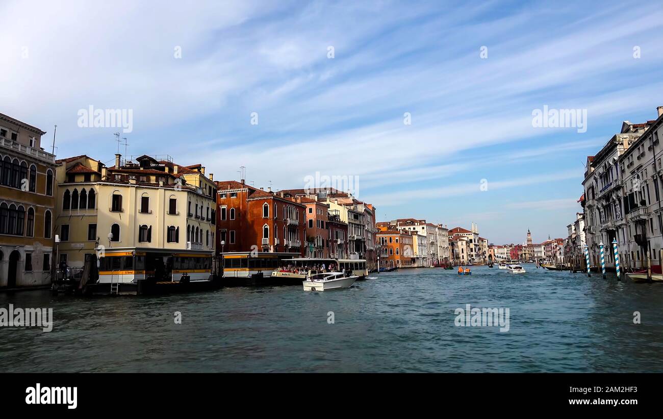 Berühmter Grand canale von der Rialtobrücke in Venedig, Italien Stockfoto