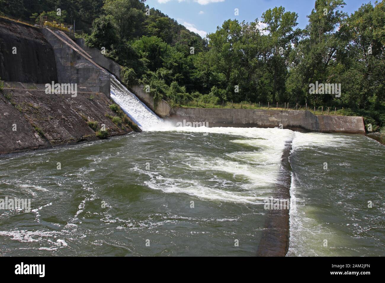 Überlauf der Iskar-Staudamm. Wasserentlassung am See. Wasserkrise in Bulgarien Stockfoto