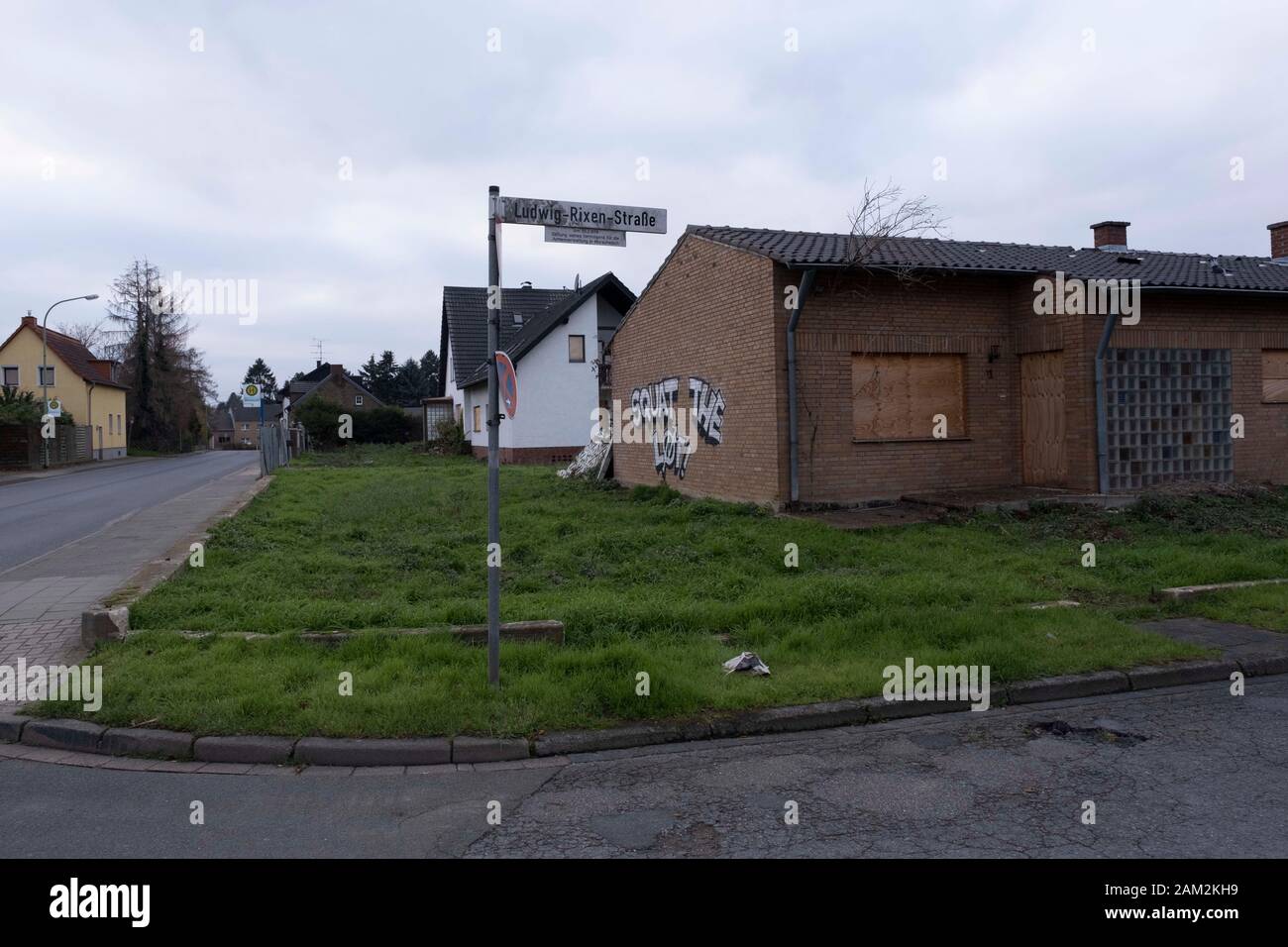 Haus an der Ecke der Straße von Ludwig Rixen, Morschenich, Deutschland Stockfoto