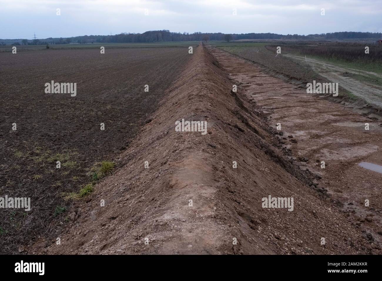 Ridge inmitten abgelegener Landschaft in der Nähe des Kohlengruchs Morschenich, Deutschland Stockfoto