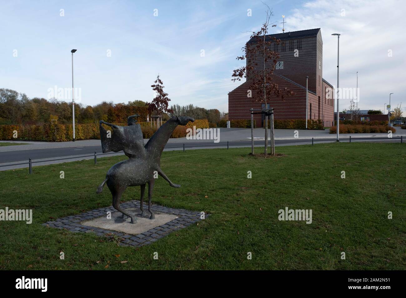 Skulptur des Fahrers auf Gras, modernes Gebäude im Hintergrund, Borschemich Neu, Deutschland Stockfoto