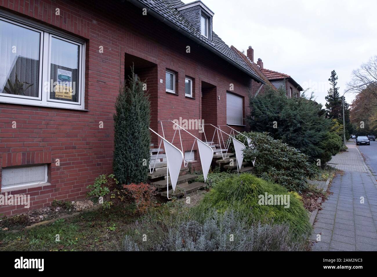 Rote Ziegelhäuser in der Stadt, die für den Kohlebergbau geräumt werden, Keyenberg, Deutschland Stockfoto