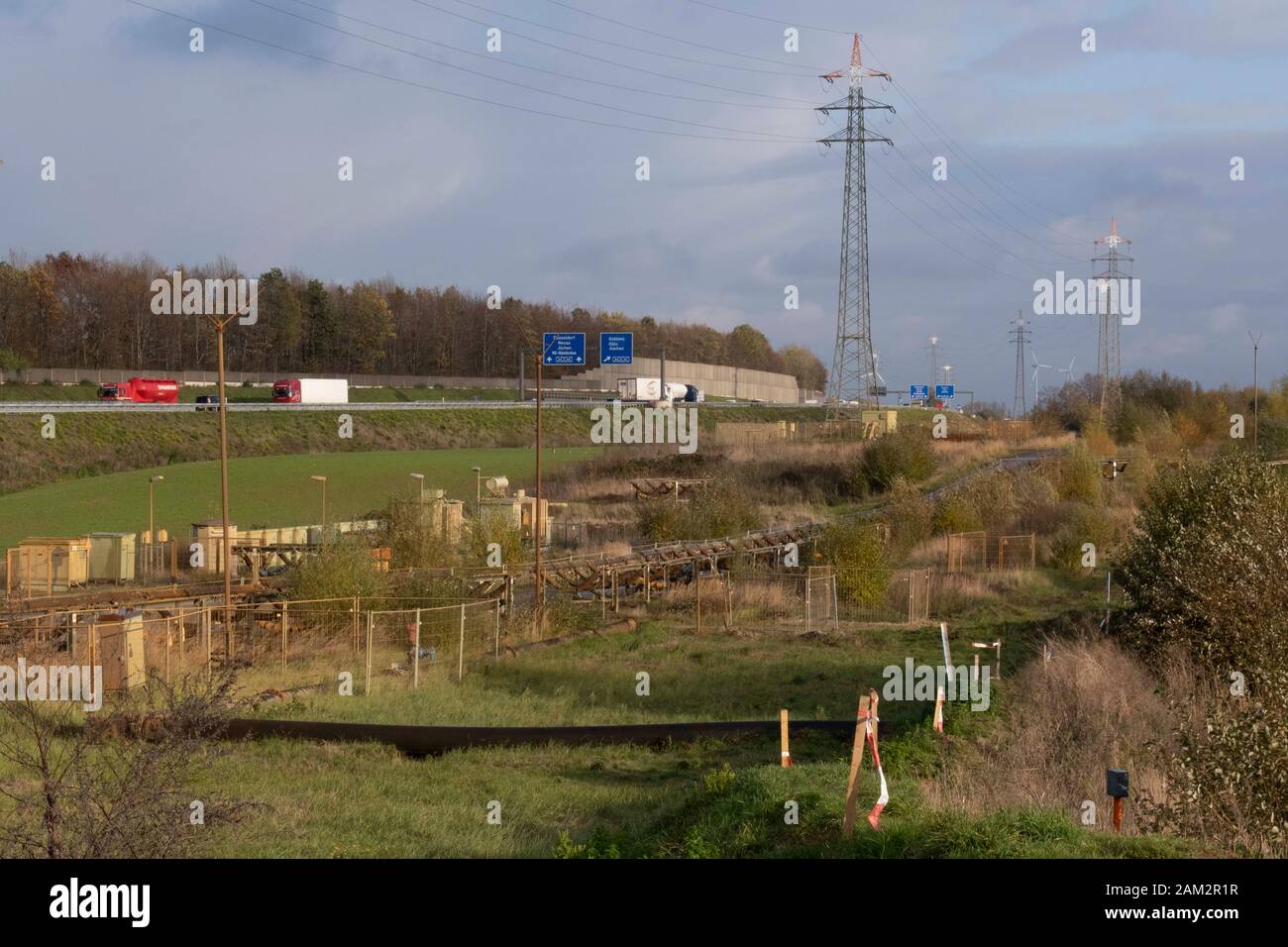 Elektrizitätspylon auf Bahngleisen und Autobahn in der Nähe des Tagebaus Kohlemine, Garzweiller, Deutschland Stockfoto