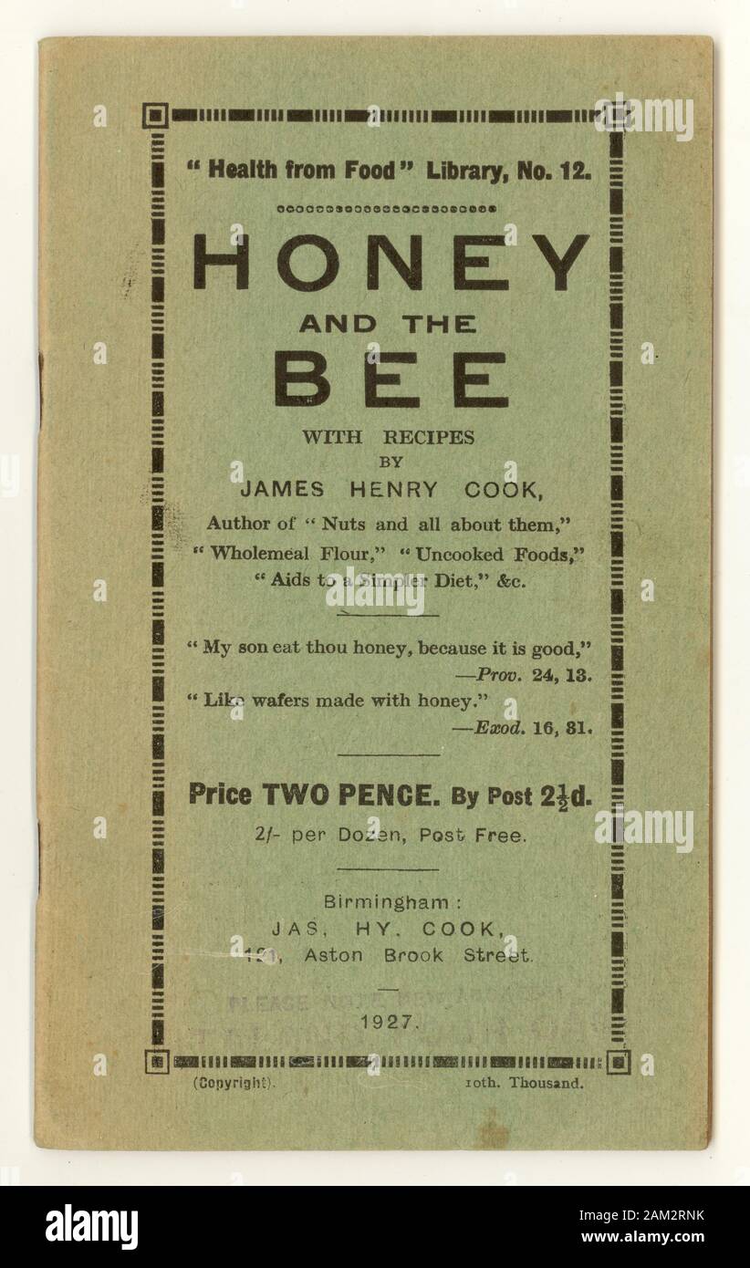 Titelbild des ursprünglichen Heftchens für gesunde Ernährung aus den 1920er Jahren aus der Health from Food Library (Nr. 12), das der berühmte Essensautor der damaligen Zeit und Besitzer des ersten Reformhauses - James Henry Cook - in dieser Reihe mit dem Titel „Honey and the Bee“ enthält Rezepte mit Honig, Veröffentlicht in Birmingham, England, vom 1927 Stockfoto