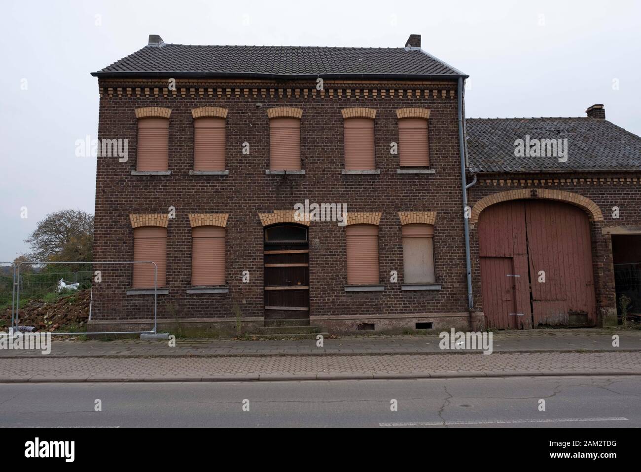Großes Haus aus rotem Backstein in der Stadt, das für den Kohlebergbau aufgegeben wurde, Mannheim, Deutschland Stockfoto