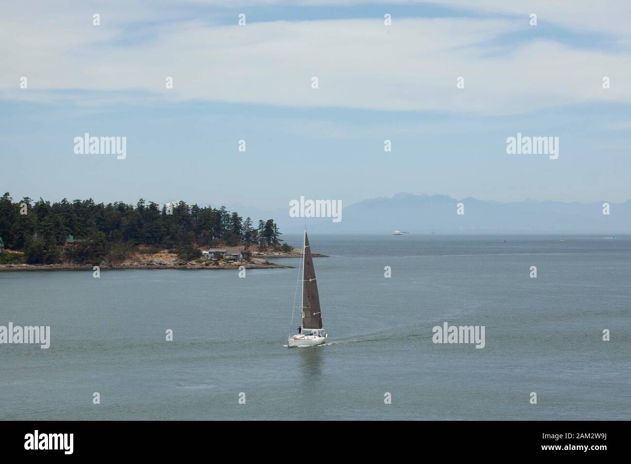 Idyllische Küstenszene mit einsames segelboot auf dem Meer, Vancouver Island, British Columbia, Kanada Stockfoto