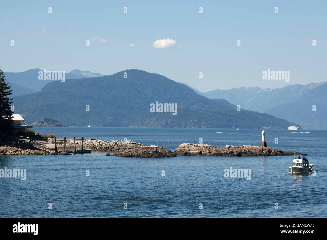 Boot mit einem kleinen Steg, Vancouver Island, British Columbia, Kanada Stockfoto