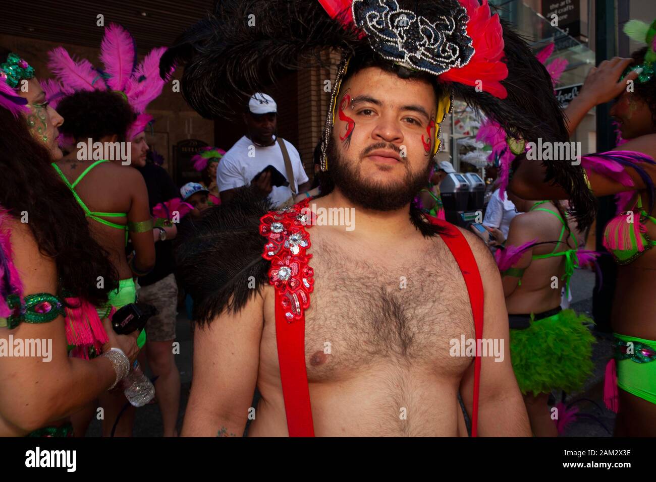 Pride Parade Teilnehmer in Hosenträger, Kostüm mit Feder- und Blumenmotiv, Vancouver Pride Festival 2014, Vancouver, Kanada Stockfoto