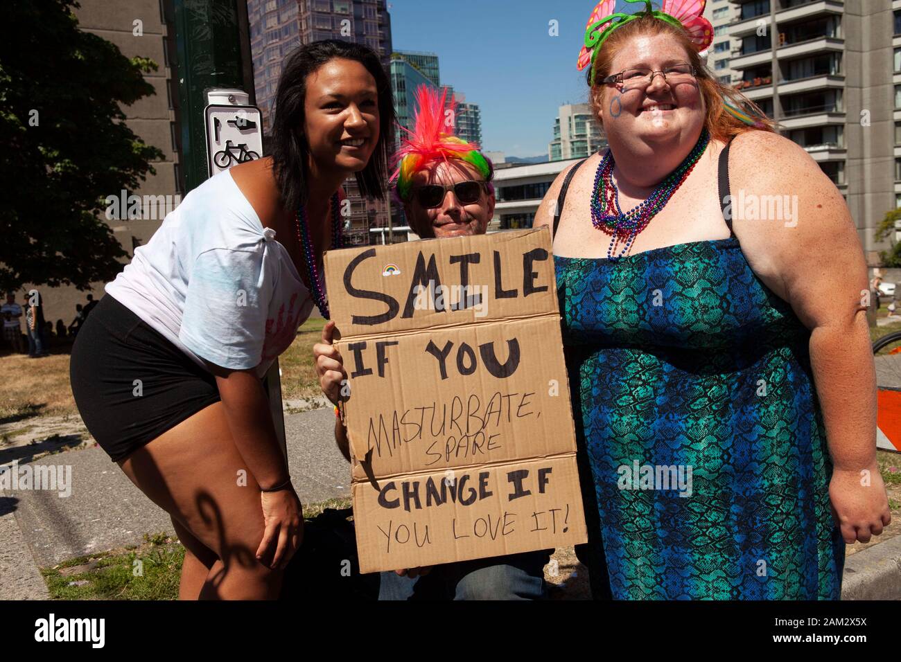 Die Teilnehmer der Pride Parade, die ein Plakat mit bemächtigenden Botschaften halten, Vancouver Pride Festival 2014, Vancouver, Kanada Stockfoto