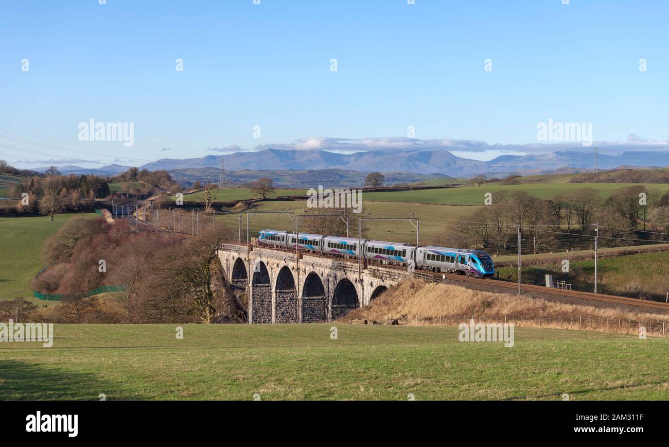 Ersten CAF gebaut Transpennine Express Klasse 397 (397007) im Personenverkehr auf der West Coast Hauptstrecke mit ein Manchester Flughafen Edinburgh Zug Stockfoto