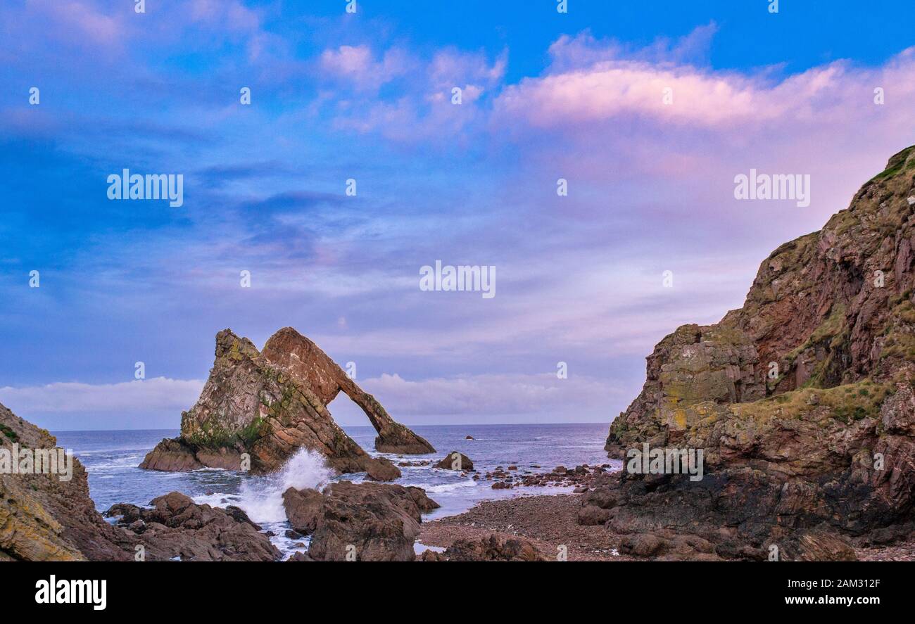 BOW FIDDLE ROCK PORTKNOCKIE MORAY SCHOTTLAND JANUAR ABEND SONNENUNTERGANG Stockfoto