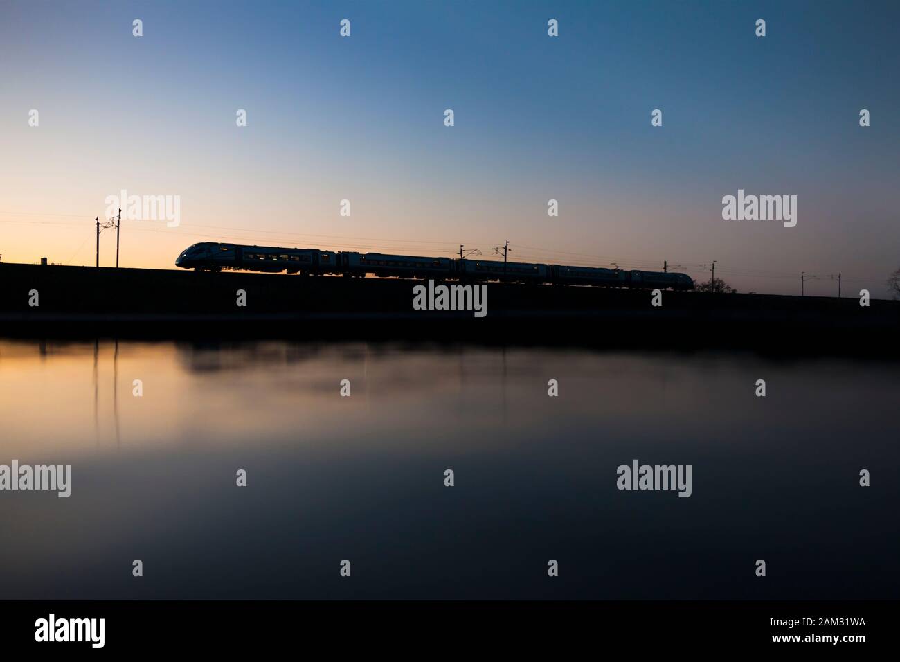 First Transpennine Express CAF Klasse 397 auf der West Coast Mainline bei Sonnenuntergang am ersten Tag im öffentlichen Dienst für diese neue Züge Stockfoto