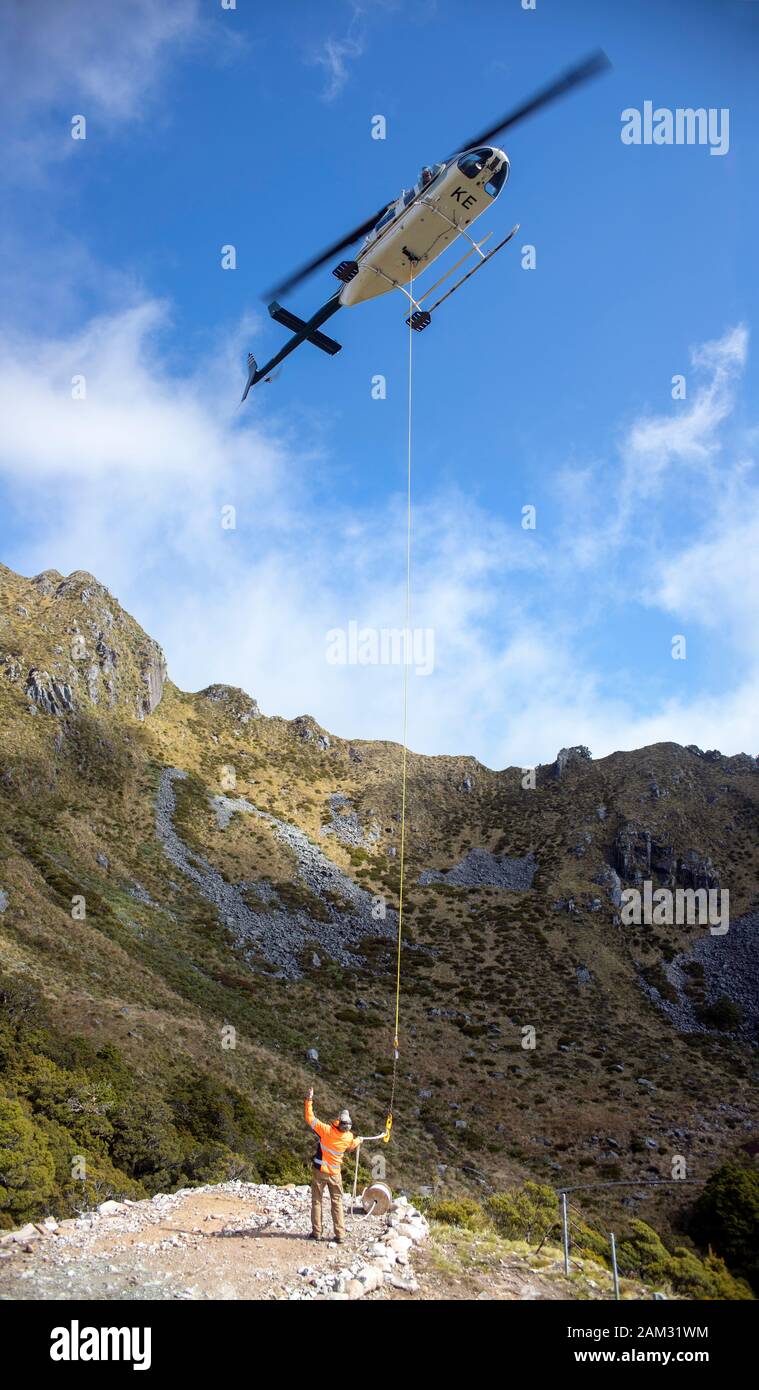Gehen Sie auf dem Old Ghost Road Trail, Lyell nach Seddonville, Neuseeland. Hubschrauber in der Ghost Lake Hütte Stockfoto