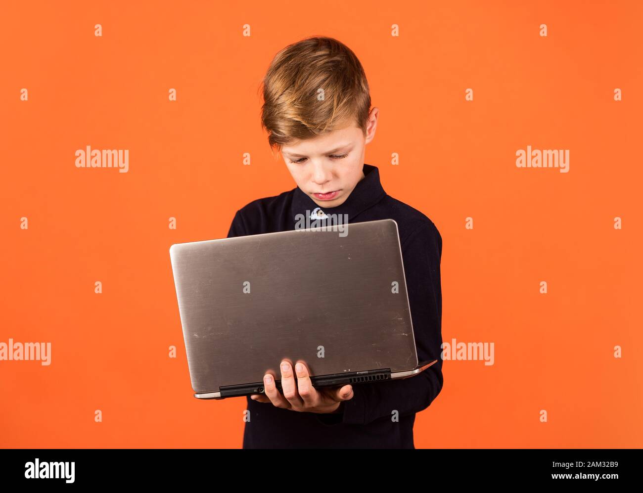 Informations- und Kommunikationstechnologie. Little boy Information zum Studium an der Schule. Kleines Kind mit Laptop. Grundlagen der Information und Computer. On-line-Kurse. Schule der Informationswissenschaften. Stockfoto