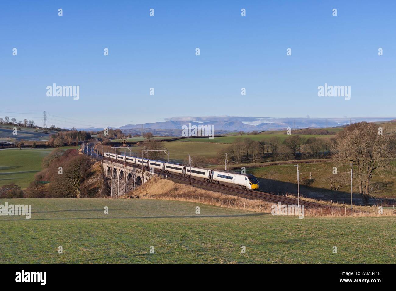 Virgin Trains/Avanti Westküste Klasse 390 Alstom Pendolino Zug auf der West Coast Mainline in Cumbria Stockfoto