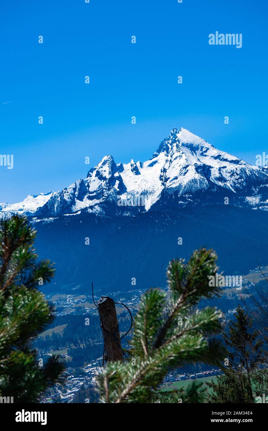 Blumenbergsfläche an einem sonnigen Tag mit kleinen Wolken Stockfoto