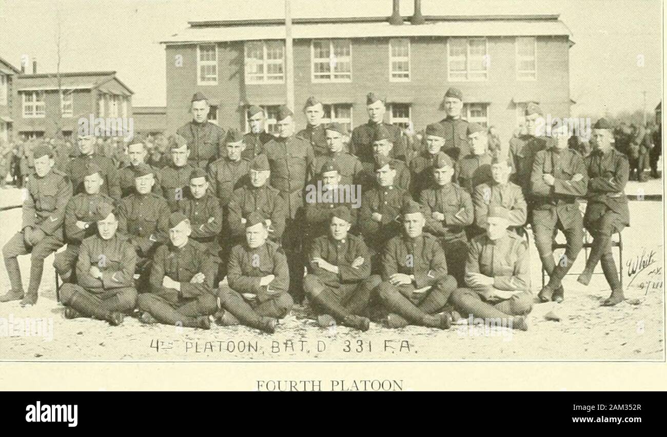 331 Field Artillery, United States Army, 1917-1919. 2^-platoon. BAT-D, 3.3 ICH F. EINE ZWEITE PLATOON untere Reihe - Dickie, Huebbe, Dennis, Schroeder, Smith, O.P., Lins. ,,,., ,. ", Sm. nd eine Vr-Van Airsdak-, Gus. afson, Fairchild, Mutters, Beerling, Moskahk, Polajczuk Crosby. Dritte Reihe - Carberry, Kamouski, Chapman, Barnes, Gahan, Stroede, Steinhorst, Schluter, Poquette, obere Reihe - Awm, Wehrman, Olsen, E. V., Gilster, Frank, OBrien, Paulson, Olsen O., Verpaele. Seite; 4-BATTERIE D 551!) Field Artillery^1 u-I#? F? ^*-**-. Dritte PLATOON 5 o"/oto Flo" - Alt, Schlachter, Amacher, Schalla, McDonald, P Stockfoto