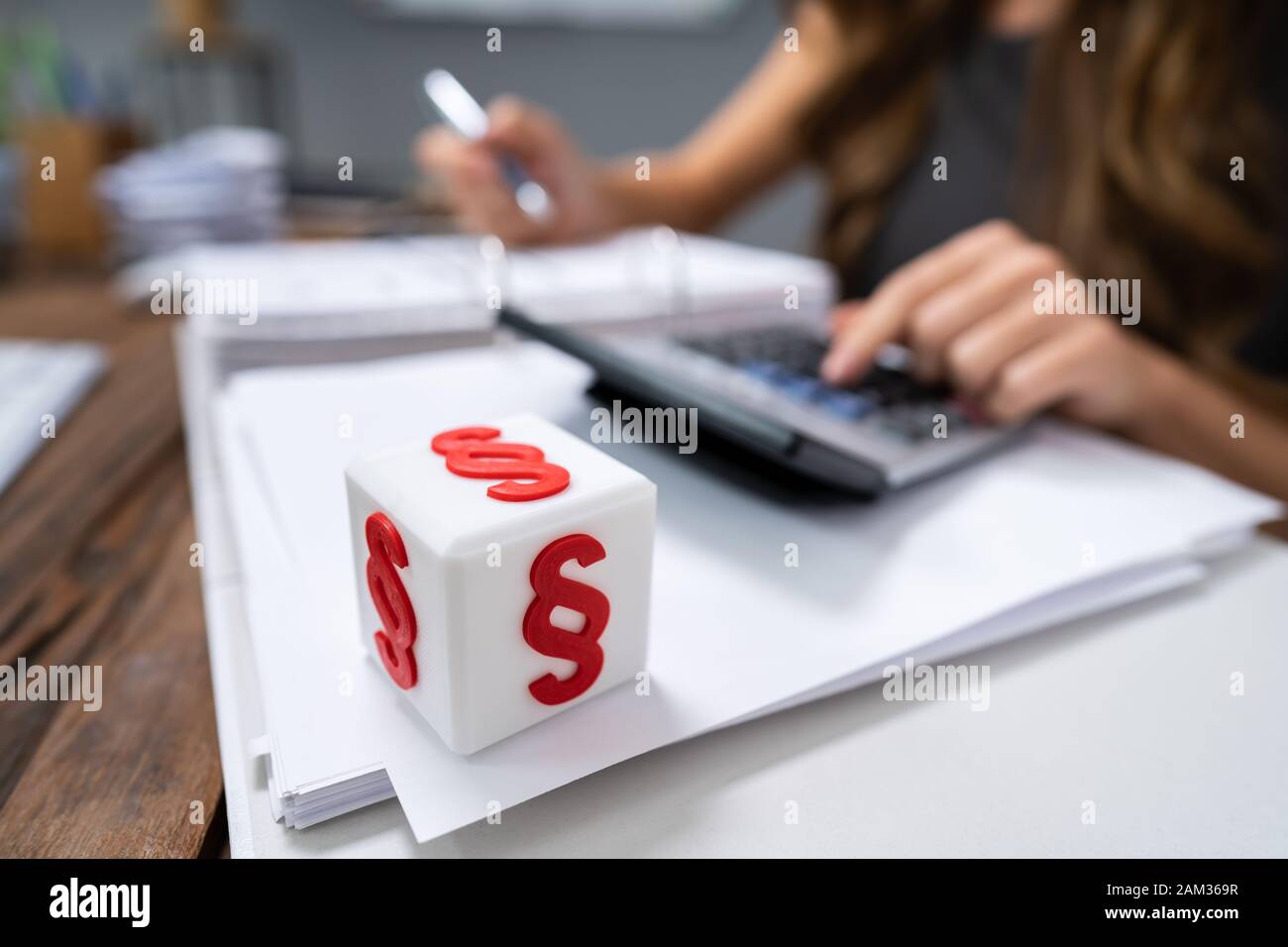 Nahaufnahme einer kubischen Block mit roten Absatz Symbol auf dem Schreibtisch Stockfoto