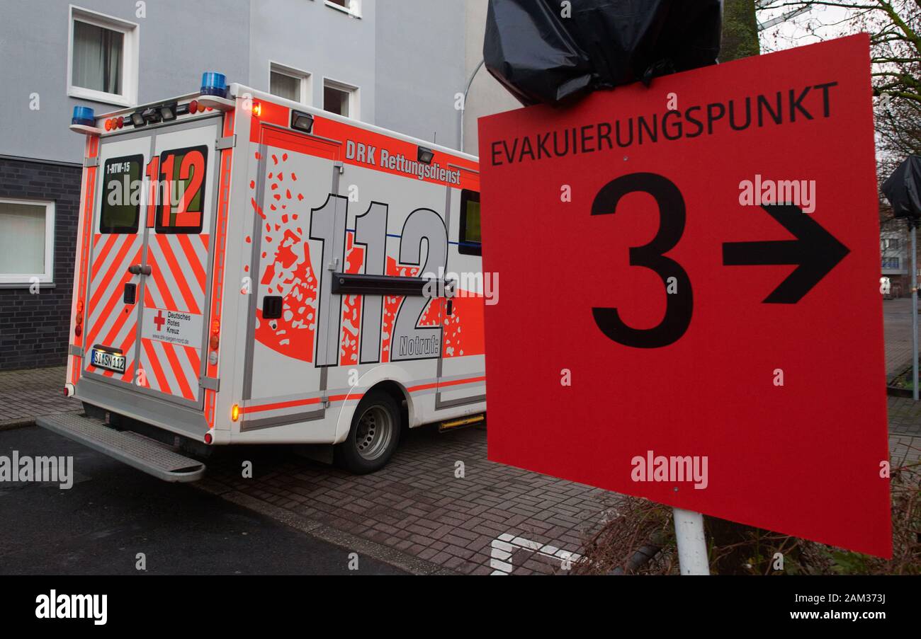 Dortmund, Deutschland. 11 Jan, 2020. Ein Krankenwagen fährt vorbei an einem Schild mit der Aufschrift "Evakuierung". Hunderte von Patienten aus zwei Krankenhäusern sind in Sicherheit, weil der vier vermuteten Bombenanschlägen gebracht. Quelle: Bernd Thissen/dpa/Alamy leben Nachrichten Stockfoto