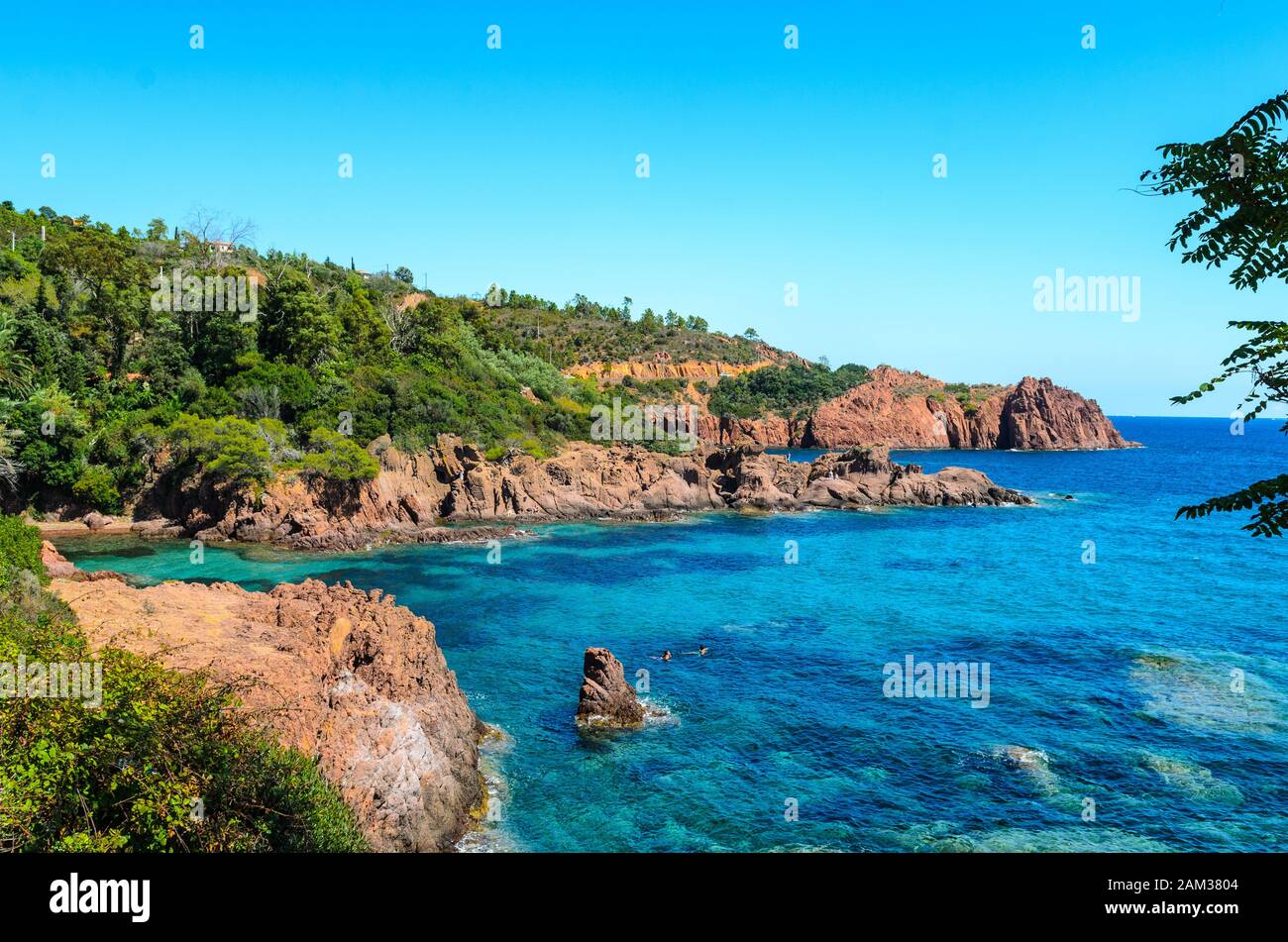 Schöne, berühmte Aussicht auf cote d'azur, blauer Himmel, Meer. In der Nähe Saint-Raphael, Frejus, zwischen Cannes und Saint-Tropez. Frankreich, provence, Film Taxi 5 Stockfoto