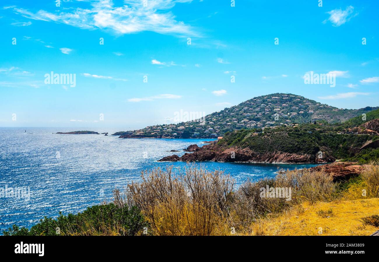Schöne, berühmte Aussicht auf cote d'azur, blauer Himmel, Meer. In der Nähe Saint-Raphael, Frejus, zwischen Cannes und Saint-Tropez. Frankreich, provence, Film Taxi 5 Stockfoto