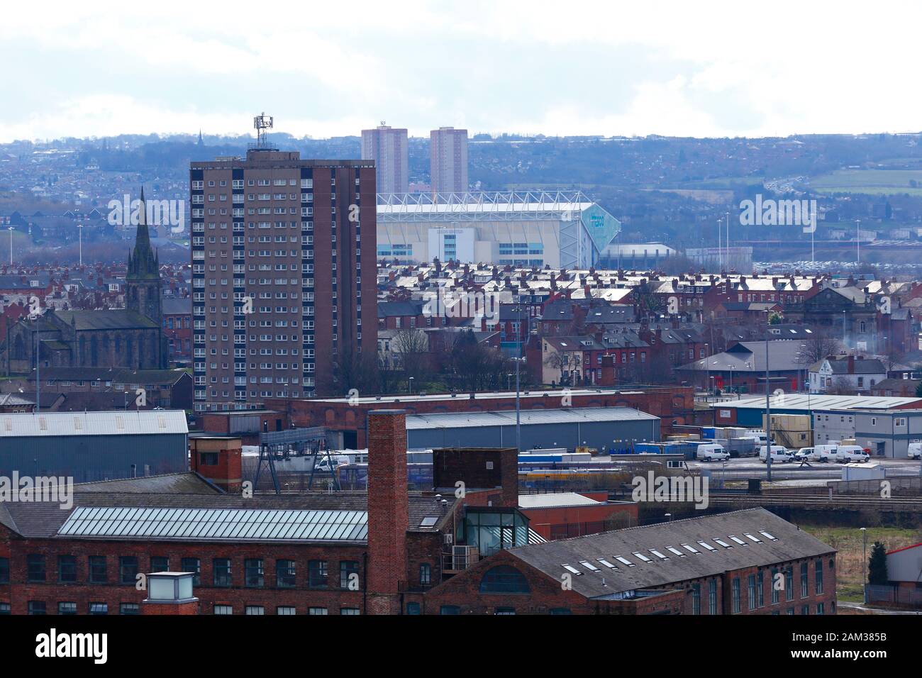 Ein Blick über Holbeck in Leeds 2013 mit Holbeck Towers, bevor er mit einer Verkleidung ausgestattet wurde. Stockfoto