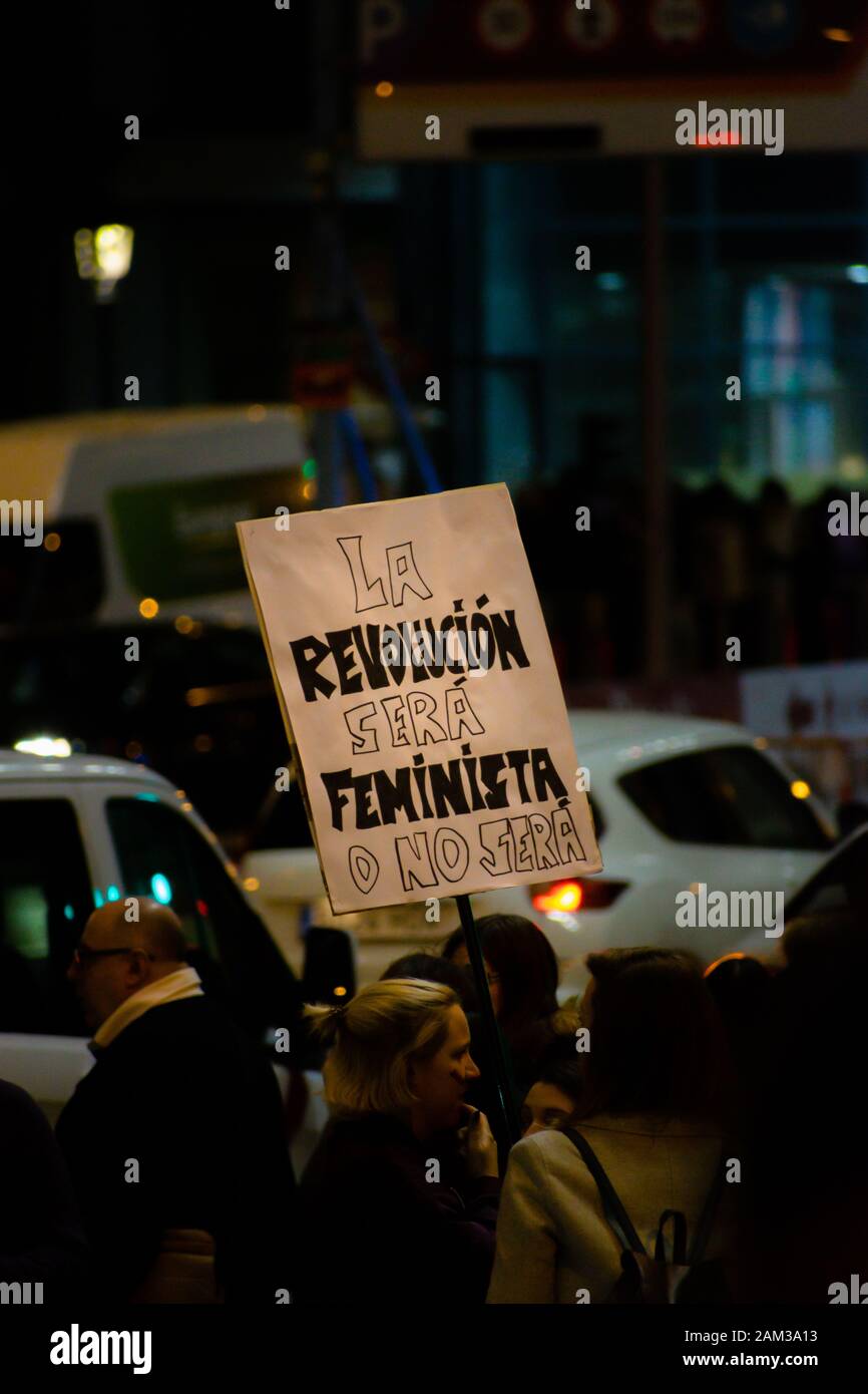 Madrid, SPANIEN - 8. MÄRZ 2019: Massiver feministischer Protest auf 8M zugunsten der Rechte der Frau und der Gleichstellung in der Gesellschaft. Protestplakate waren durin zu sehen Stockfoto