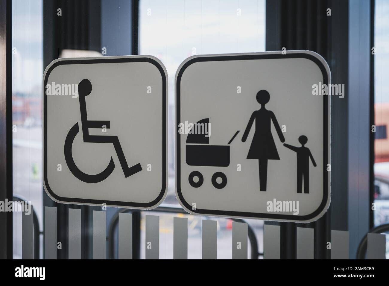 Priority Sitzsymbol für Behinderte und Familien am Flughafen Stockfoto