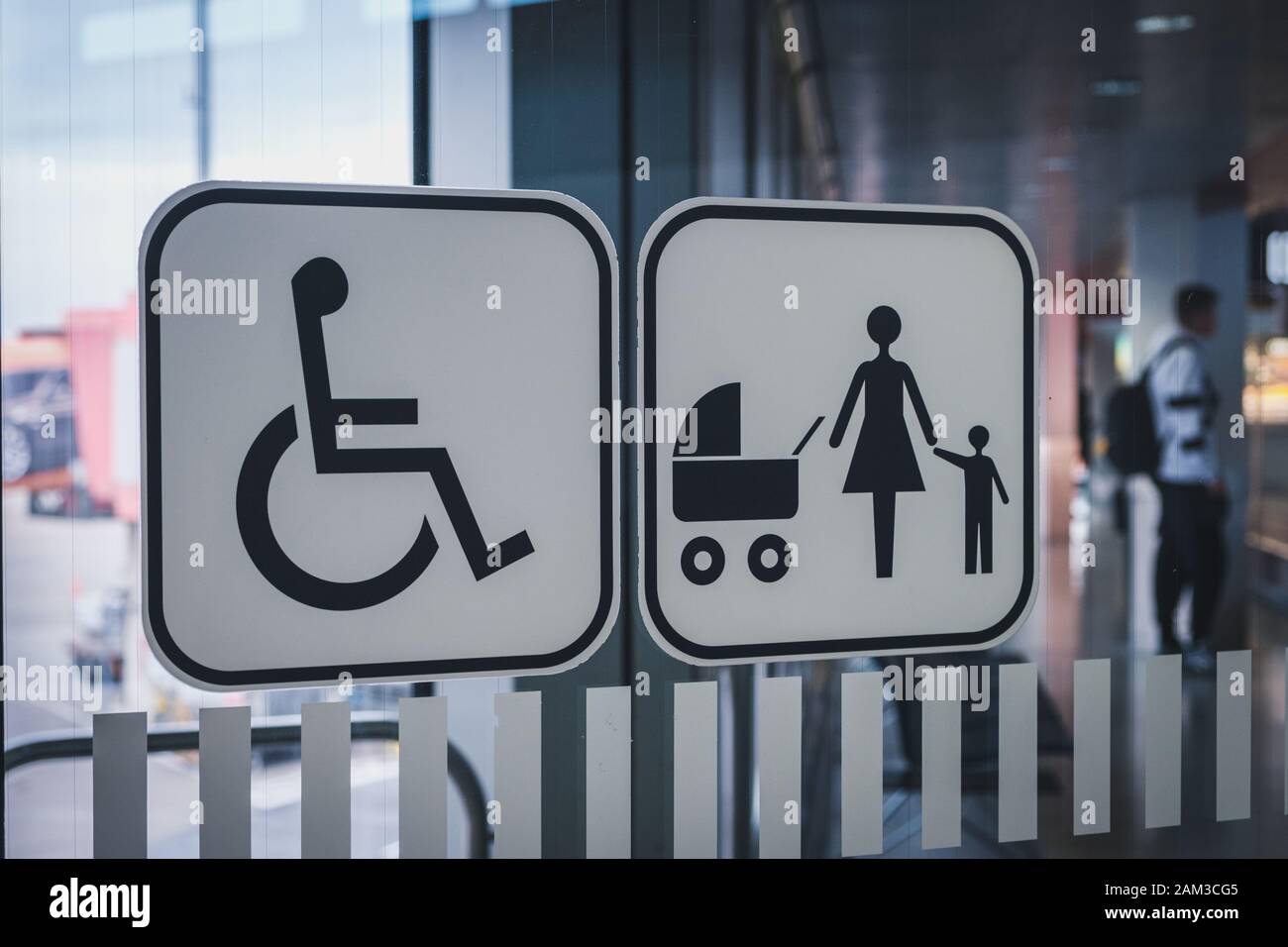 Priority Sitzsymbol für Behinderte und Familien am Flughafen Stockfoto