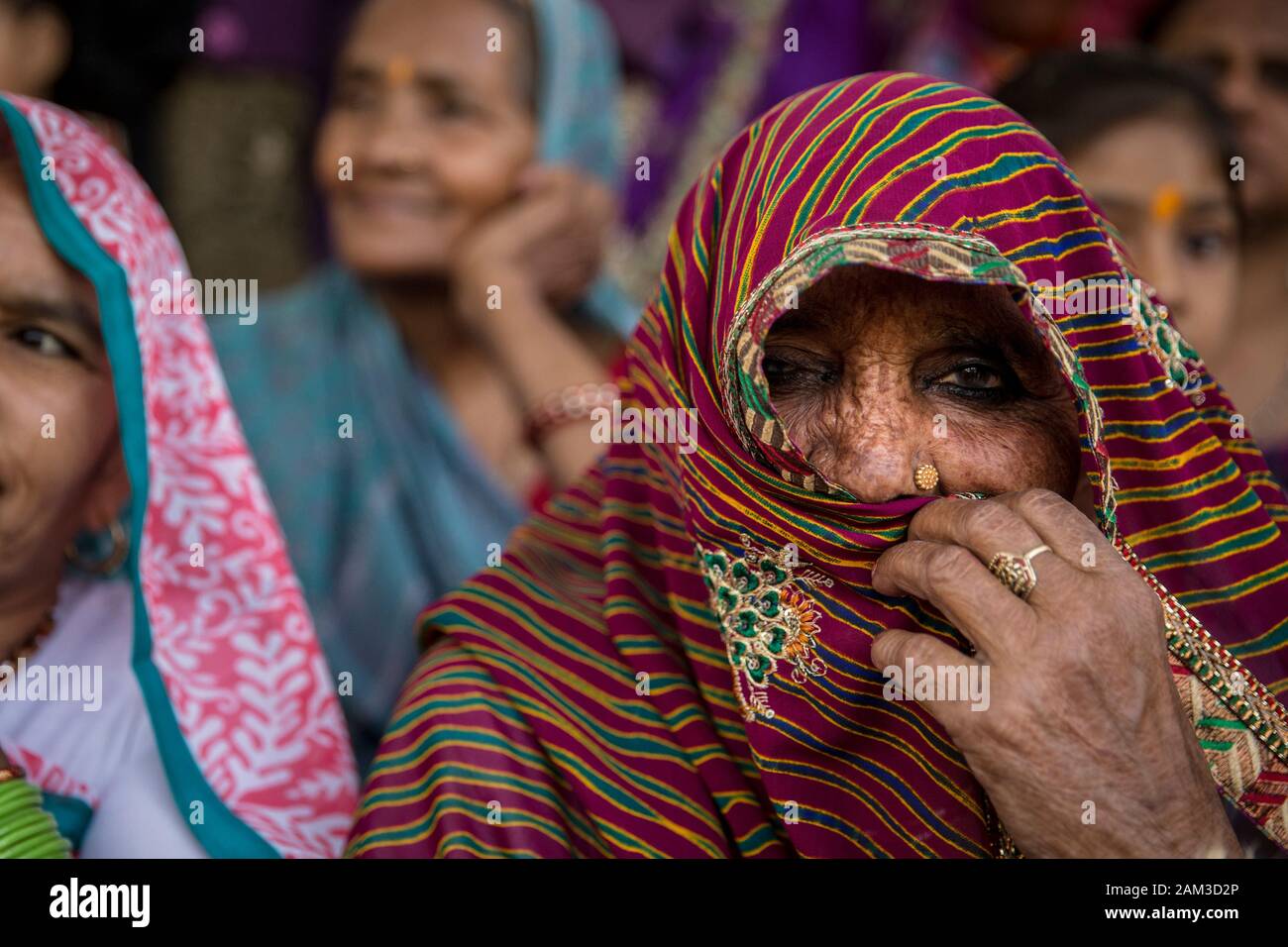 Frauen besuchen das Lathmar Holi Festival in einem Dorf in der Nähe von Mathura. Mathura, Indien Stockfoto