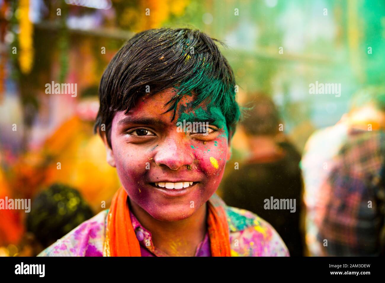 Junge während Holi mit Schluff bedeckt. Mathura, Indien Stockfoto