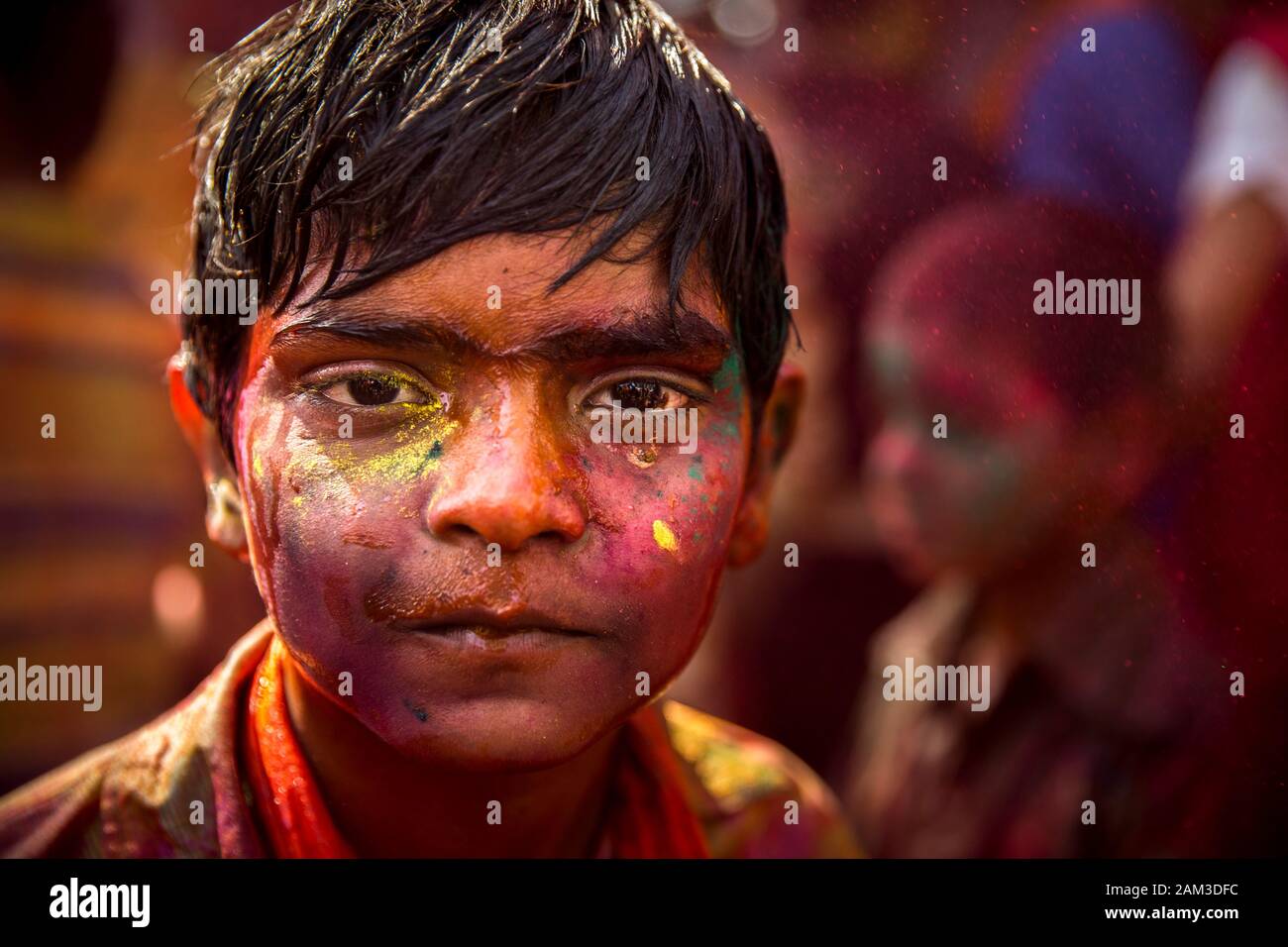 Junge während Holi mit farbigem Wasser und Schluff bedeckt. Mathura, Indien Stockfoto