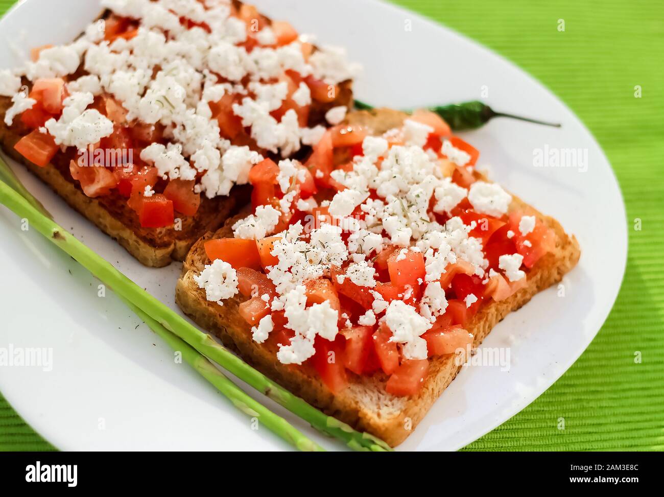 Zwei Sandwiches mit Feta, Tomaten, Oregano und Olivenöl. Traditioneller griechischer Imbiss Stockfoto