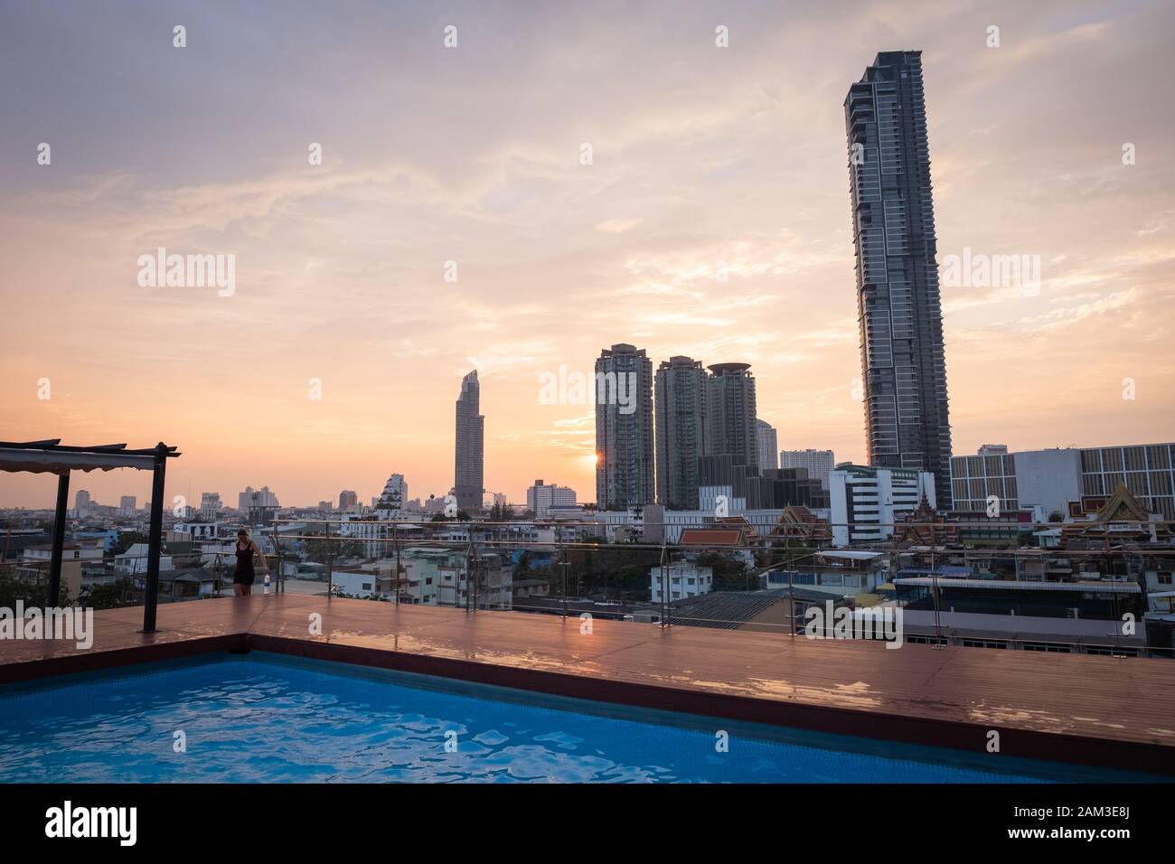 Bangkok, THAILAND - DEZEMBER: Sonnenuntergang vom Dach der Stadt. Stockfoto