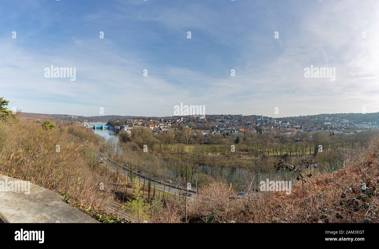 Essen - Panorama von Baldeney-Steig nach Essen-Werden mit Blick auf Barrage und den Baldeney-See, Nordrhein-Westfalen, Deutschland, Essen, 23.02.2019 Stockfoto