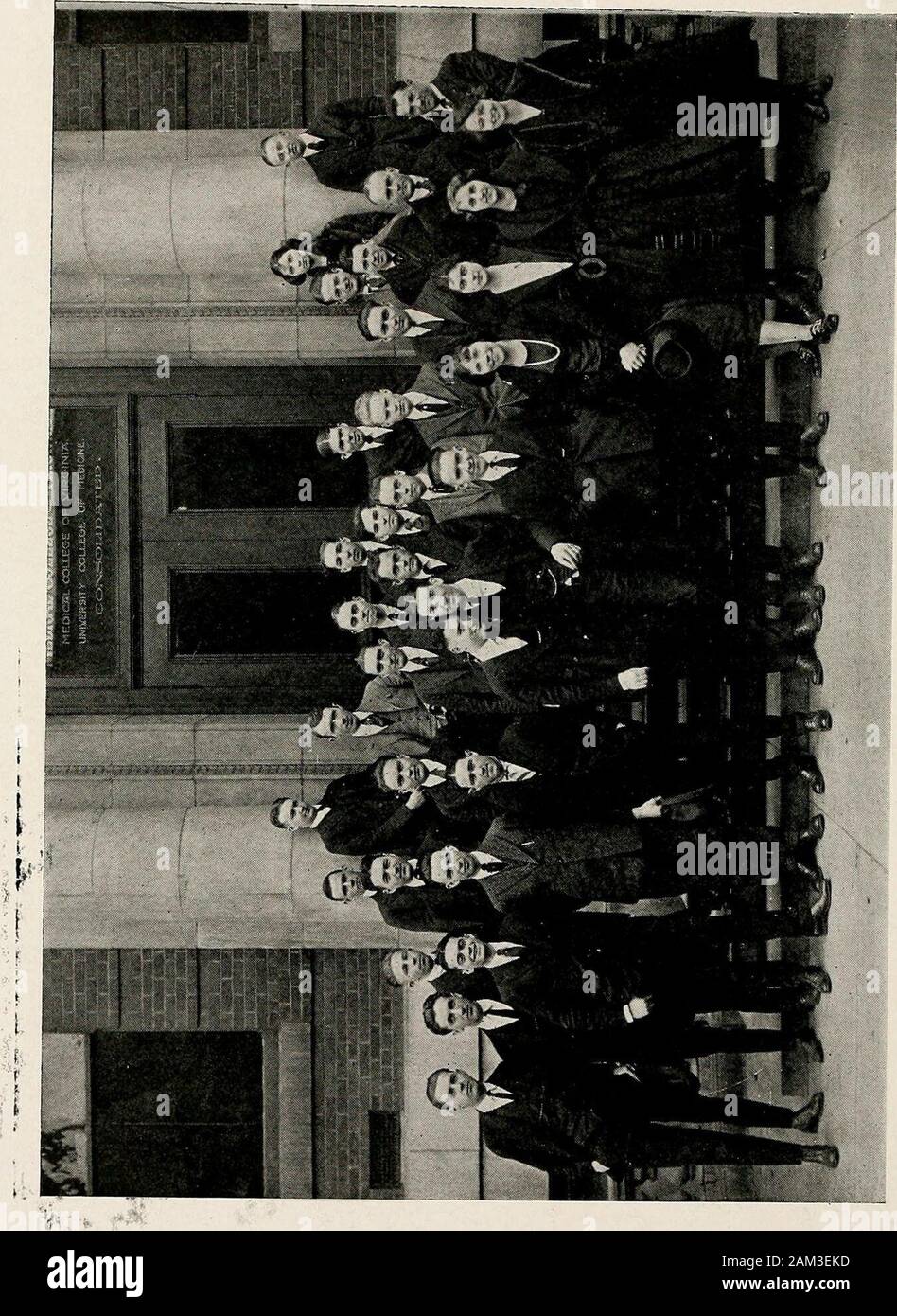 X Ray U Gt Lt O Lt X Cco Z D X Ray 1922 117 Junior Apotheke Klasse Offiziere H C Twiningpresident F C Fuqua Vizeprasident W W Chandlersecretar Schatzmeister R G Mortonhonor Rat Yetta Brownx Ra Reprasentative Mitglieder