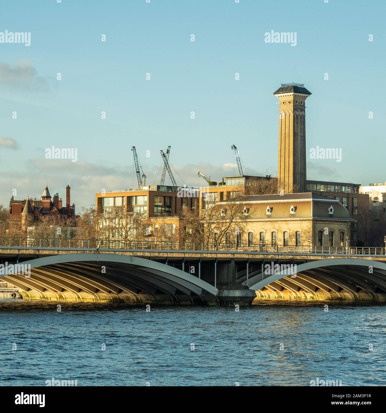 Grosvenor Bridge über die Themse in London mit Blick auf das Nordufer von der Batterseeseite aus. Stockfoto