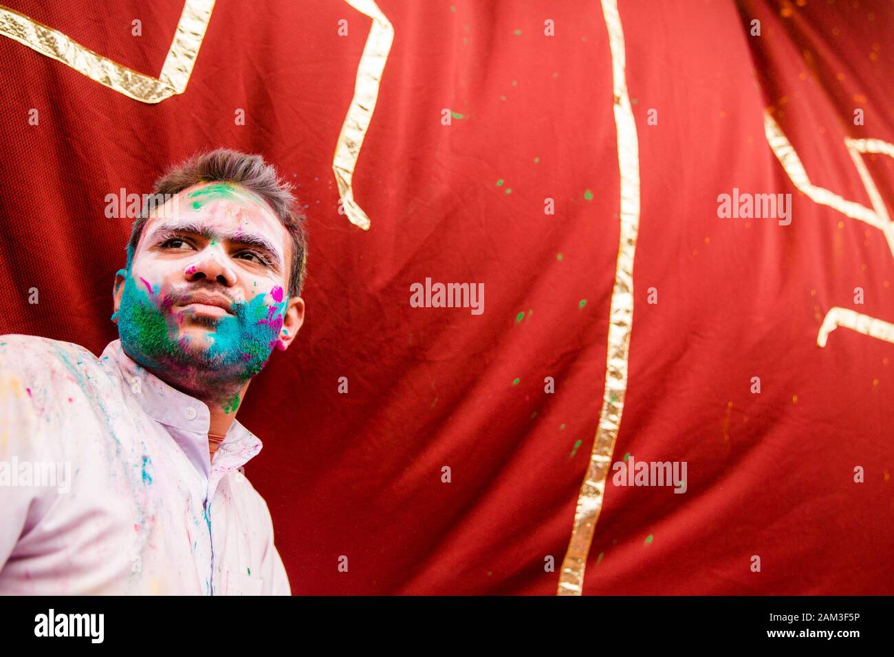 Mann während Nandgaon Holi mit Schluff bedeckt. Indien Stockfoto