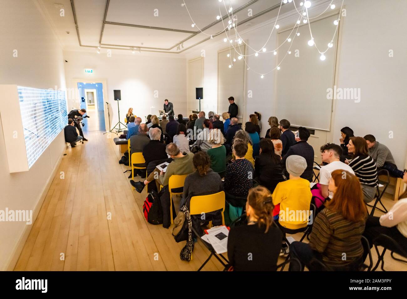 Edinburgh, Großbritannien. 10. Januar 2020. Neue Musik Schottland award-Sieger Michael Begg, von Cellist Clea Freund begleitet, führt seine Arbeit "ein Mond, die sich "für die Elektronik-, Streicher- und Mondschein an der Scottish National Galerie der Modernen Kunst. Das einzigartige Anpassung ist eine Hommage an die Arbeit der Künstler Katie Paterson und der "Totalität" (derzeit auf der Scottish National Gallery of Modern Art) durch die Einführung von sonified Sonnenfinsternis Daten in die Live Performance. Stockfoto