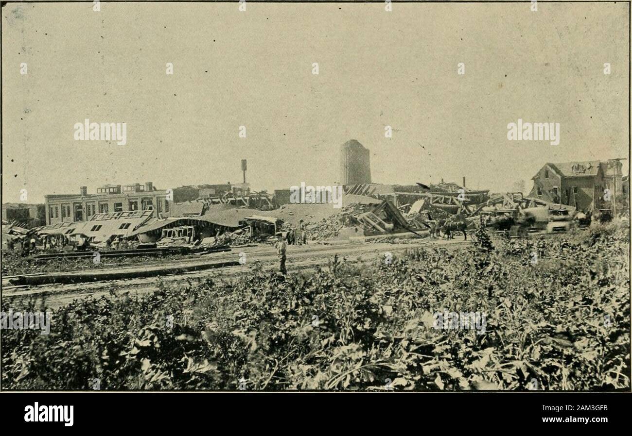 Bild Geschichte der Tornado [St. Louis, 27. Mai 1896]. UNION DEPOT RAILROAD COS POWER HOUSE dargestellte Geschichte der St-Louis Tornado Die pliotographs zwischen diese Abdeckungen sind Bilder von einem Tornado Wrack, die katastrophale inder Annalen der Katastrophen auf dem amerikanischen Kontinent. Sie sind • • • • Sichten, die in den ersten Stunden des Morgens das Sonnenlicht, die Glitzerten und in schillernden Spott über die blackenedwaste der Winde von der furchtbaren Nacht vor Glänzte genommen wurden, und wirklich repräsentieren die Ruine und Gemetzel, stunnedand entsetzt, nicht nur die 600.000 Menschen, die der großen Metropole des prospero Stockfoto