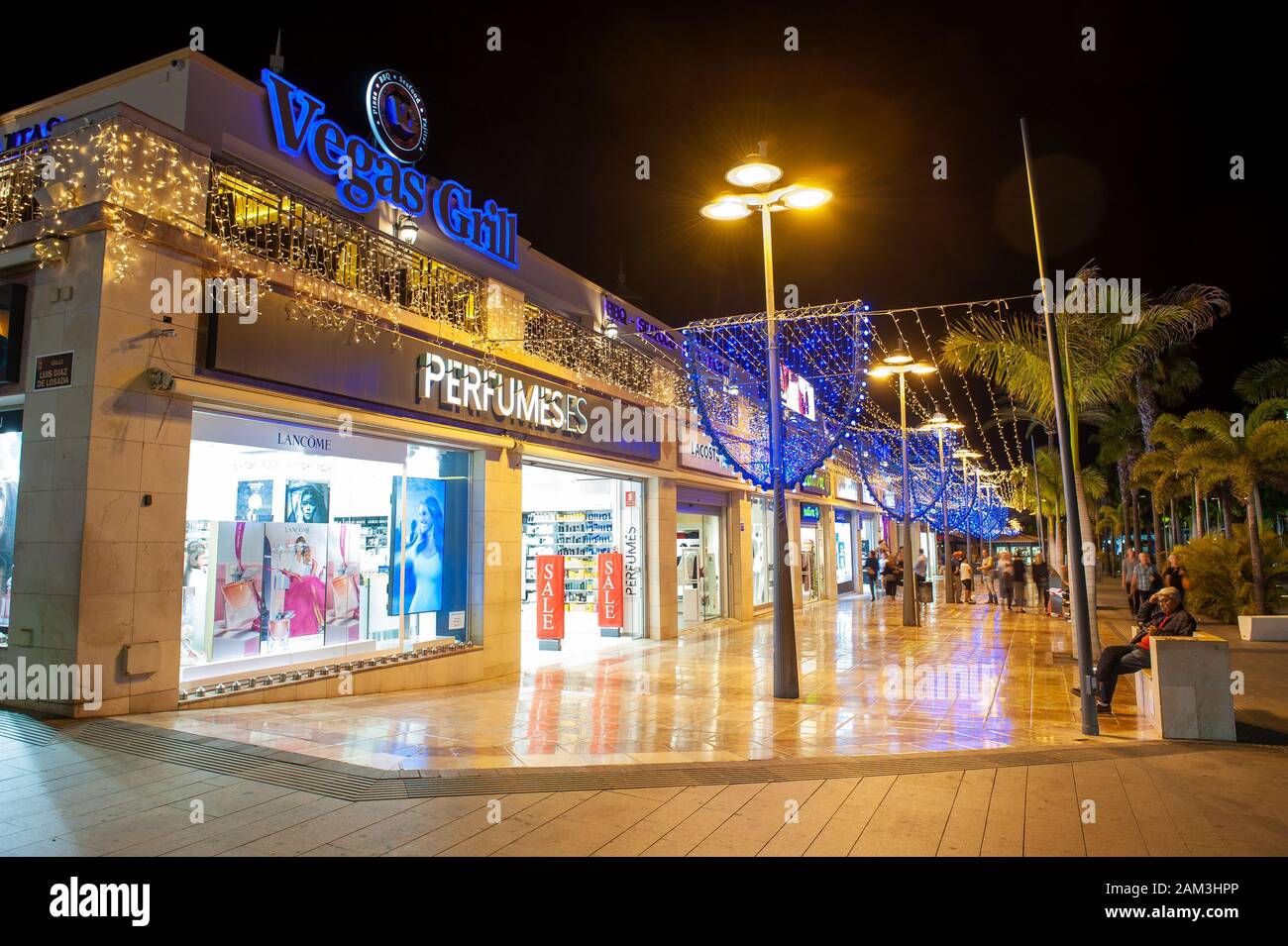 LOS CRISTIANOS - Teneriffa, SPANIEN - Dec 29, 2019: Einkaufszentrum am Boulevard Avenida de las Americas in der beliebten Stadt Los Cristianos auf der Ca Stockfoto