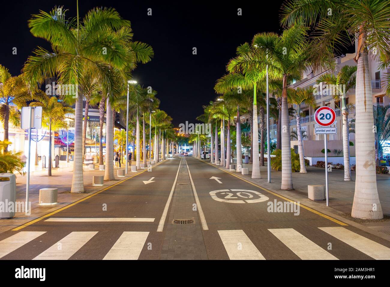 LOS CRISTIANOS - Teneriffa, SPANIEN - Dec 29, 2019: Boulevard Avenida de las Americas in der beliebten Stadt Los Cristianos auf der Kanarischen Insel Teneri Stockfoto